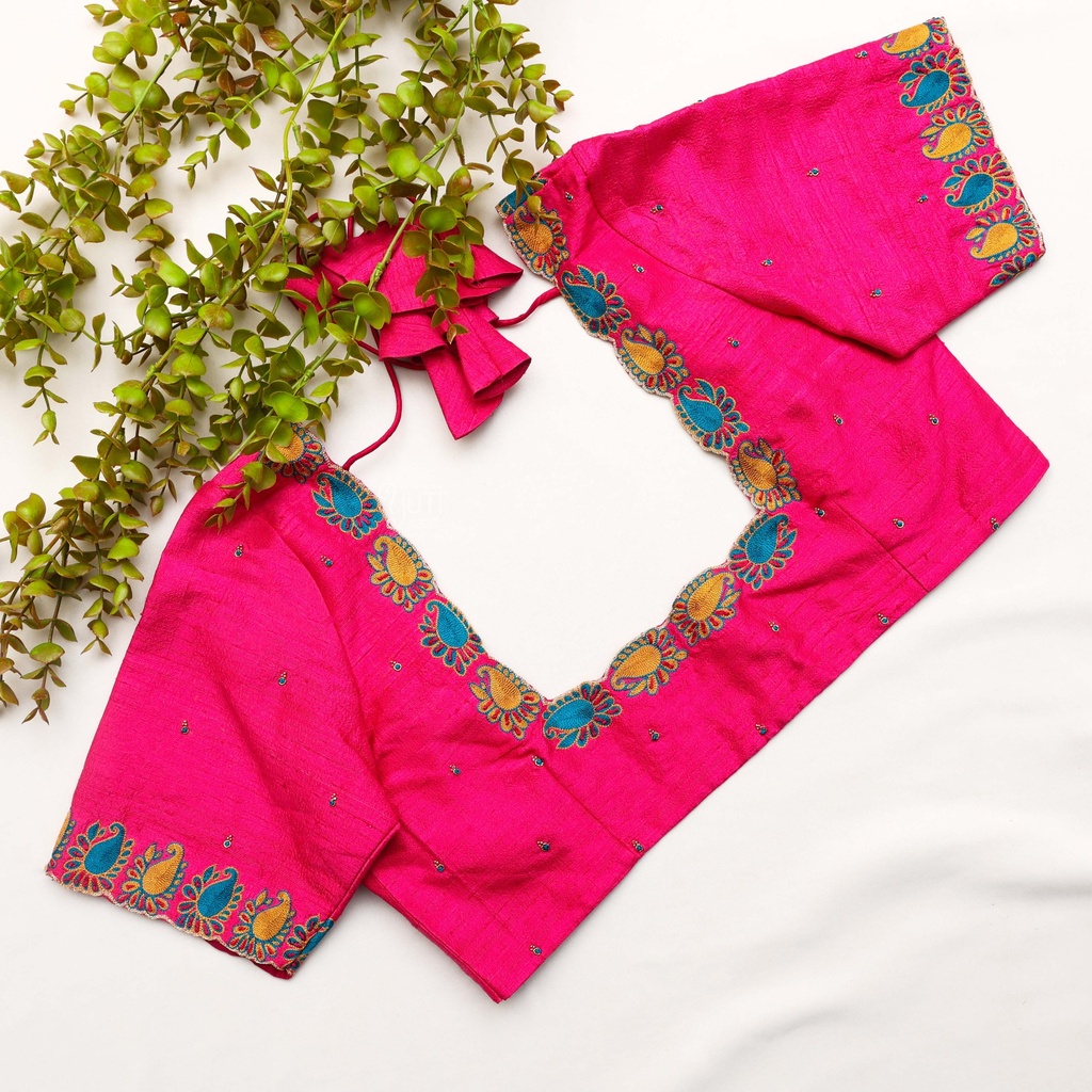Loving the intricate details on this raspberry embroidery blouse!