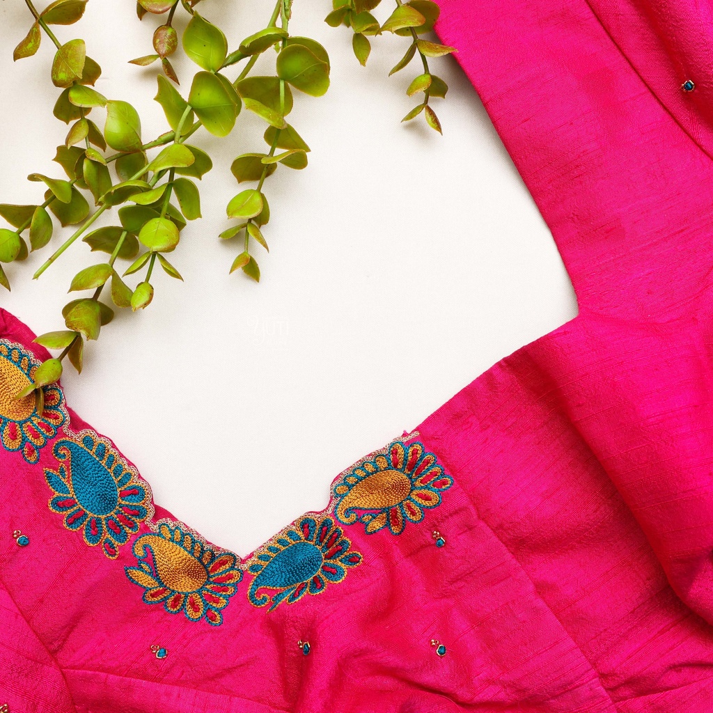 Loving the intricate details on this raspberry embroidery blouse!