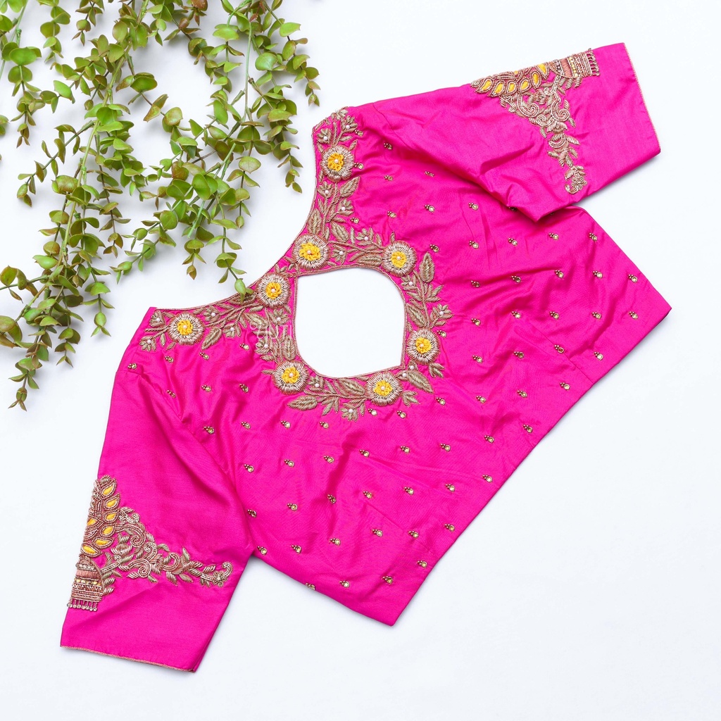 The ideal neon pink bridal blouse to enhance your wedding