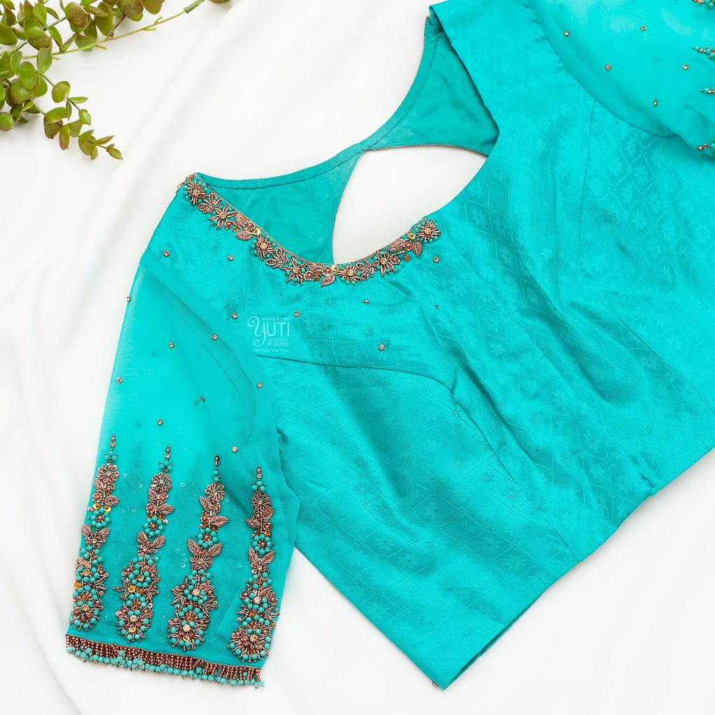 Ca Loving this blue blouse and the cute plant companion