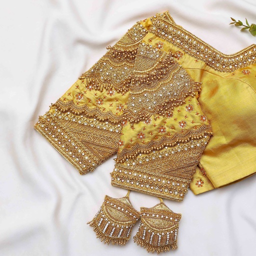 Step into the spotlight with our exquisite Golden Glow bridal blouse ✨